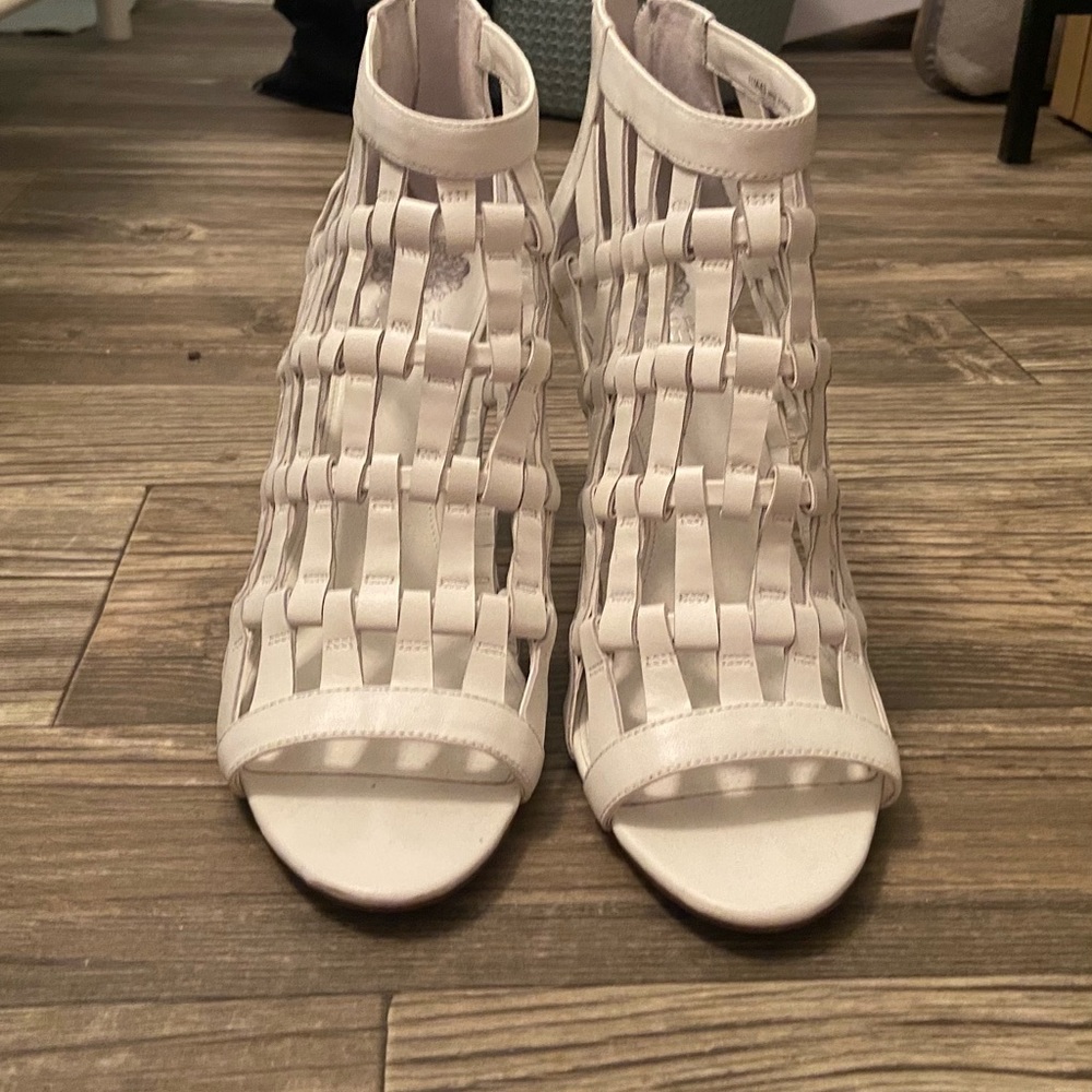 Vince Camuto Aventhea sandals size 11